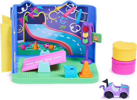 Gabby's Dollhouse Purr-ific Play Room with Carlita Car--غابيز دولهاوس غرفة لعب بور-فيك مع سيارة كارليتا، اكسسوارات، اثاث وخدمة توصيل بيت الدمى