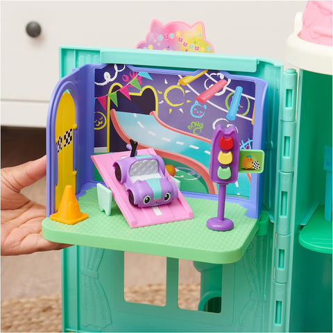 Gabby's Dollhouse Purr-ific Play Room with Carlita Car--غابيز دولهاوس غرفة لعب بور-فيك مع سيارة كارليتا، اكسسوارات، اثاث وخدمة توصيل بيت الدمى