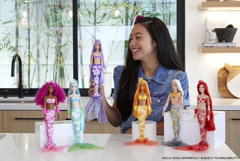 BARBIE COLOR REVEAL MERMAID DOLL--دمية كولور ريفيل بنمط حورية بحر مع 7 مفاجآت بمجرد فتح العبوة: ازرق معدني مع قوس قزح؛ يكشف الماء عن المظهر الكامل وتغيير اللون، باربي