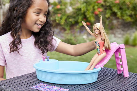 BARBIE BLONDE DOLL 11.5 INCH WITH POOL PLAYSET --دمية باربي، شقراء، مقاس 11.5 بوصة، ومجموعة ألعاب حمام سباحة مع زلاجة وإكسسوارات، هدية للأطفال من سن 3 إلى 7 سنوات